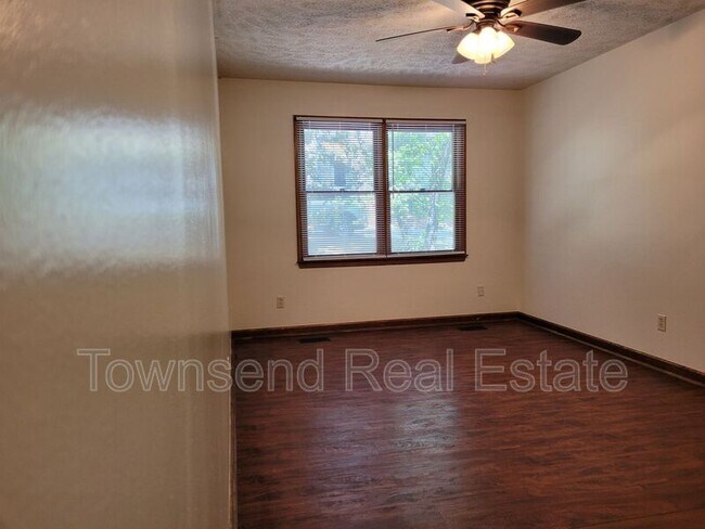 Building Photo - 1405 Briarcliff Dr