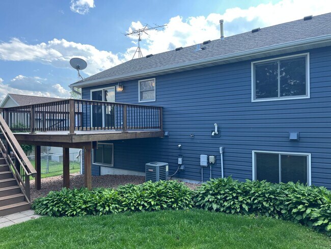 Building Photo - Beautifully Updated 4-Bed Home in Prime NW Location!