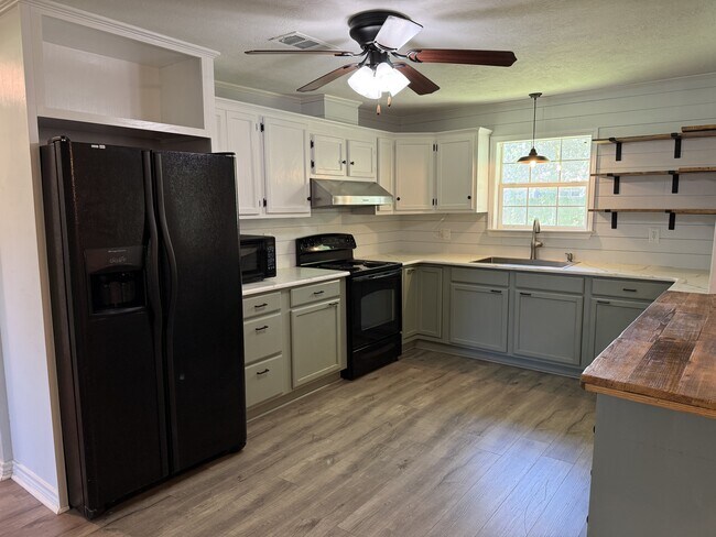 Building Photo - 165 Dogwood Ln