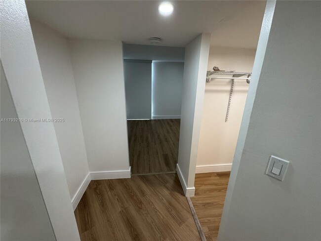 Building Photo - 3475 N Country Club Dr