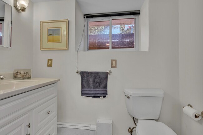 Building Photo - 42 Tanglewylde Ave