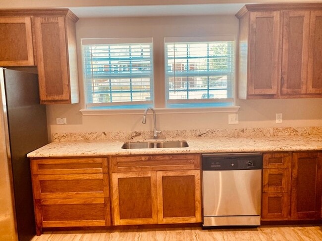 Building Photo - REMODELED 3 BEDROOM 2.5 BATH HOME CLOSE TO DOWNTOWN HOUSTON