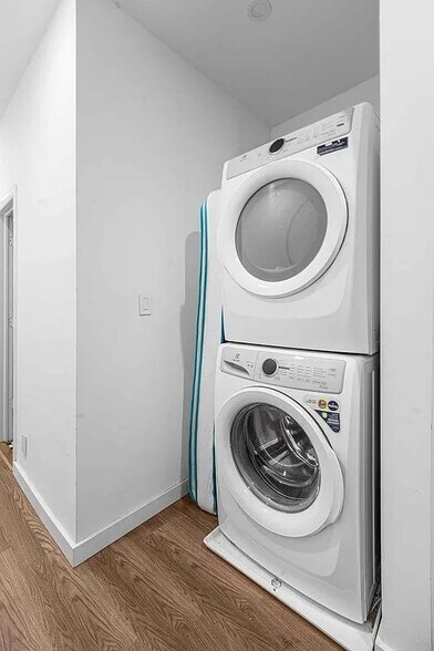 Building Photo - 160 W 54th St