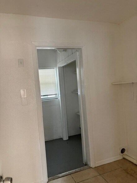 Building Photo - 9510 Contessa Dr