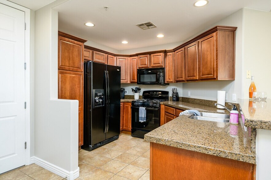 Building Photo - 5350 E Deer Valley Dr