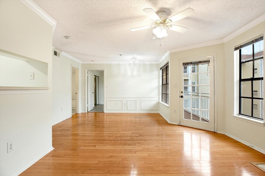 Living room - 1000 W Horatio St
