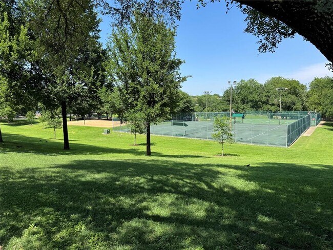 Building Photo - 2112 Surrender Ave