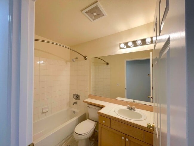 Building Photo - Bright 3-Bedroom Ground Floor Condo – Sundance at Klahanie, WA Updated & Move-In Ready with Clubh...