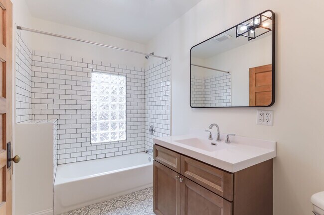 Building Photo - 2105 Como Ave