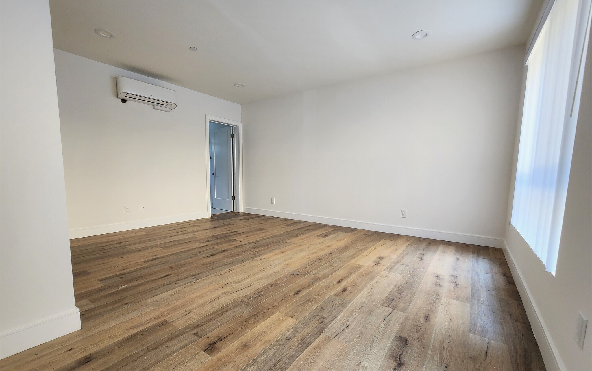 Building Photo - 543 N Kingsley Dr