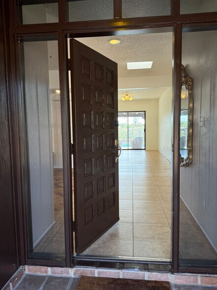 Building Photo - 1402 E Big Rock Rd