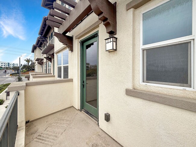 Building Photo - Great 4B/3.5BA Townhome in Oceanside!