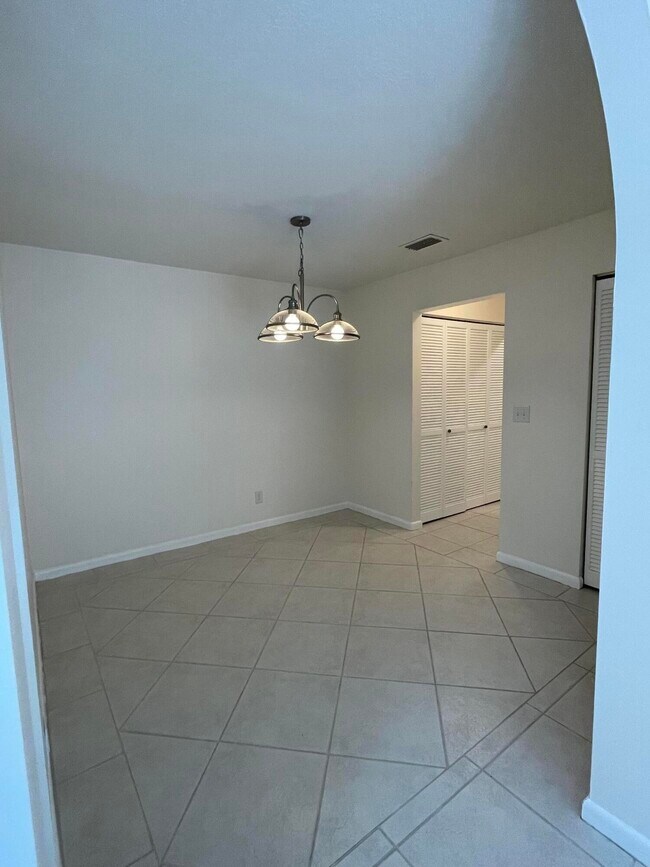 Building Photo - 613 Manatee Dr