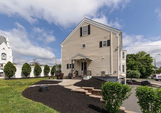 Building Photo - 143 Village St