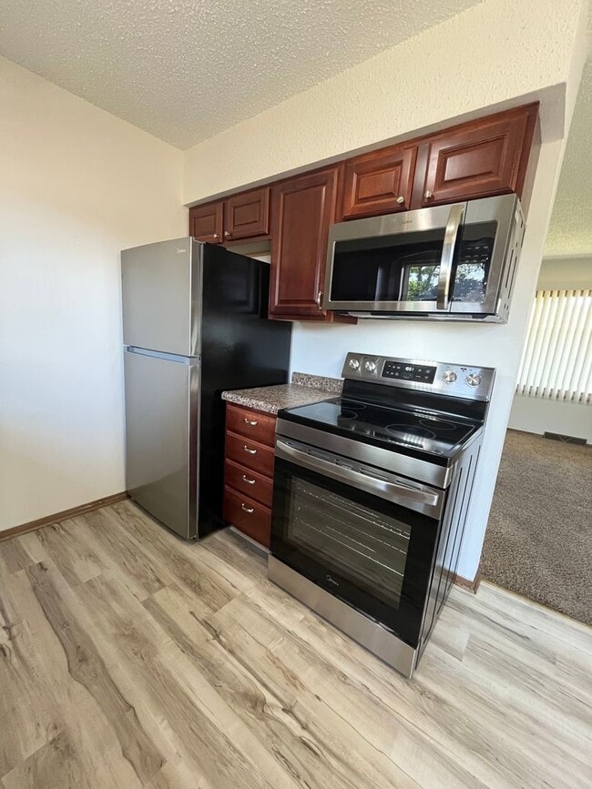 Building Photo - 2 Bed/1 Bath Duplex with Garage and Unfinished Basement!