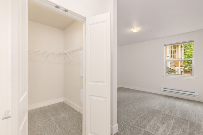 Building Photo - Updated 2 Bedroom 2 Bath Redmond - 1 Car D...