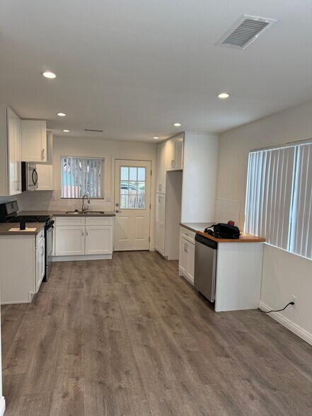 Kitchen - 154 S Grand Oaks Ave