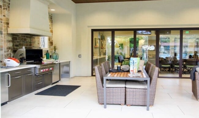 Building Photo - 22 Poppy