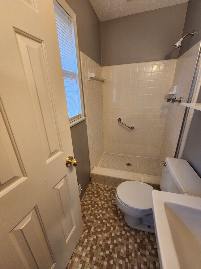 Building Photo - 3 Bedroom, 2 Bathroom Home