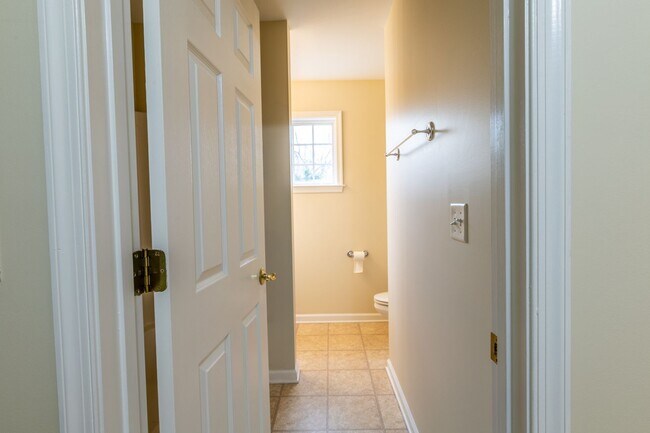 Building Photo - Single Family Home Minutes to DTWN/UVA Area