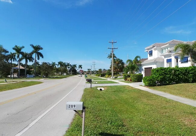 Building Photo - 209 S Heathwood Dr