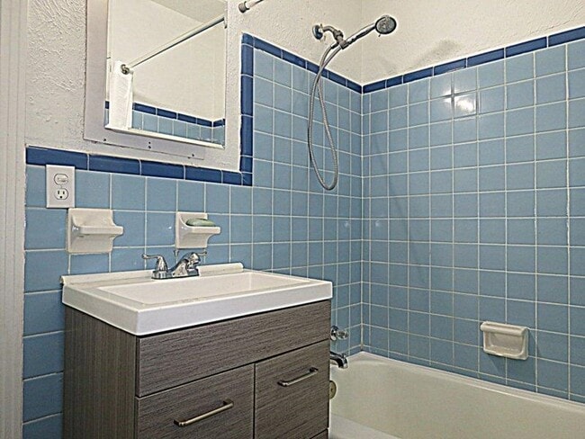 Building Photo - 1714 Hall Dr