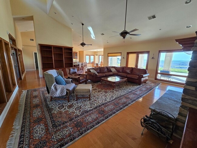 Building Photo - Private Country Living!!!