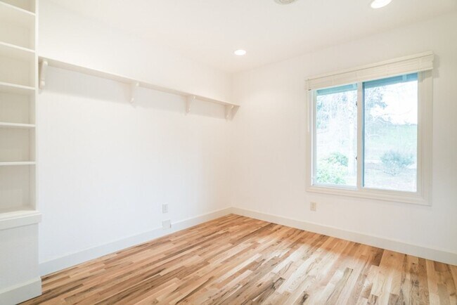 Building Photo - Escape to the Country, Spacious Contemporary in Wilsonville with Shop