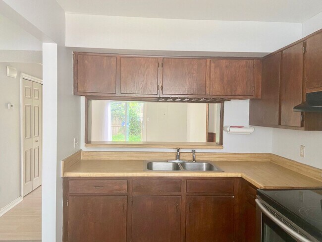 Building Photo - 2BD/ 2.5BA Townhouse near Town Center! Was...
