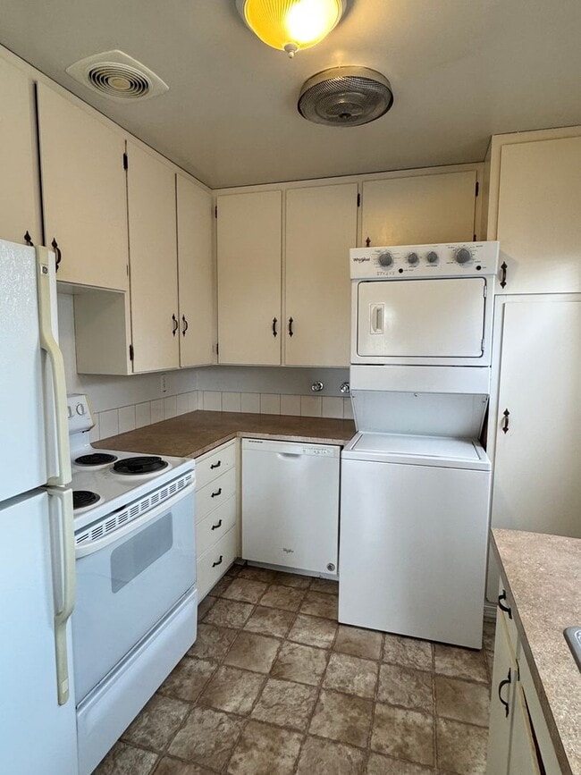Building Photo - Near Franklin Park 2 br 1ba, stacked washer/dryer included.