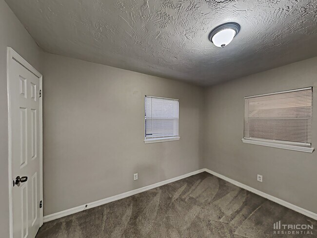 Building Photo - 2258 Lake Dr
