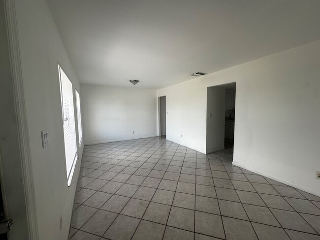 Building Photo - 1157 S Loop Blvd