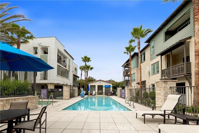 Building Photo - 983 Doheny Way