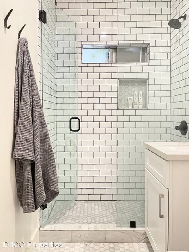 Building Photo - 1 br, 1 bath Apartment - 201 S Arnaz Drive...