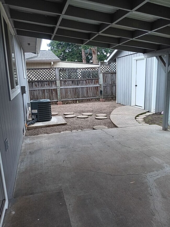 Building Photo - This Gem Of A House is Ready For You!