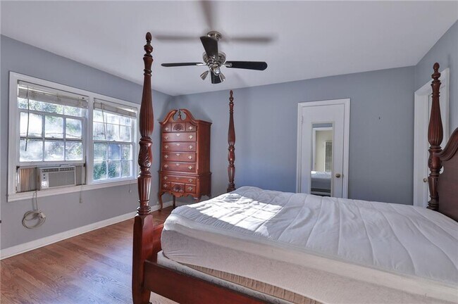 Building Photo - 487 Lakeshore Dr NE