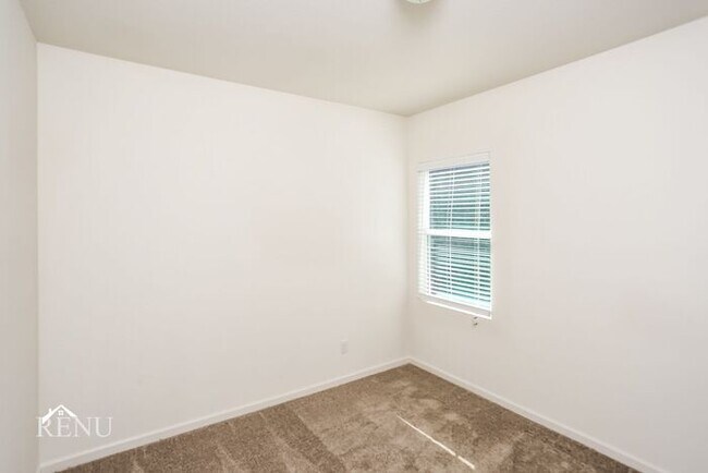 Building Photo - 464 Crestridge Dr