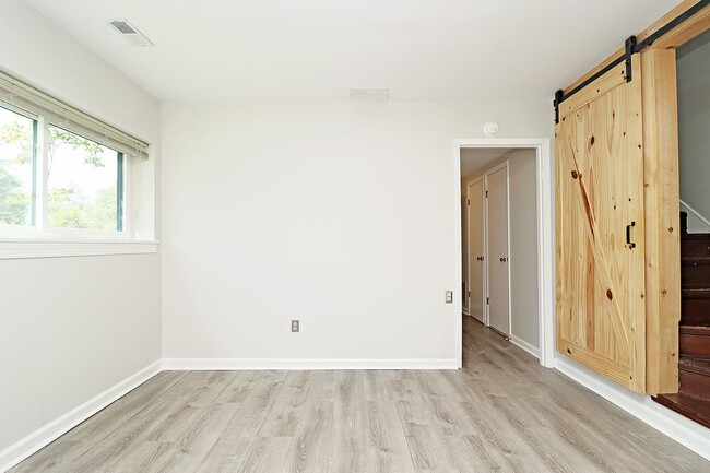 Building Photo - Move-in Ready End-Unit Stonehenge Townhome