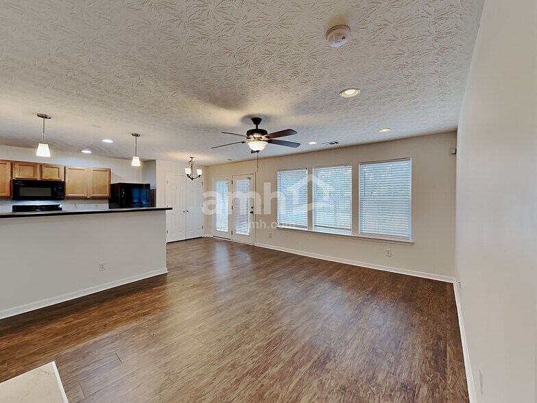 Building Photo - 307 Meadows Ln