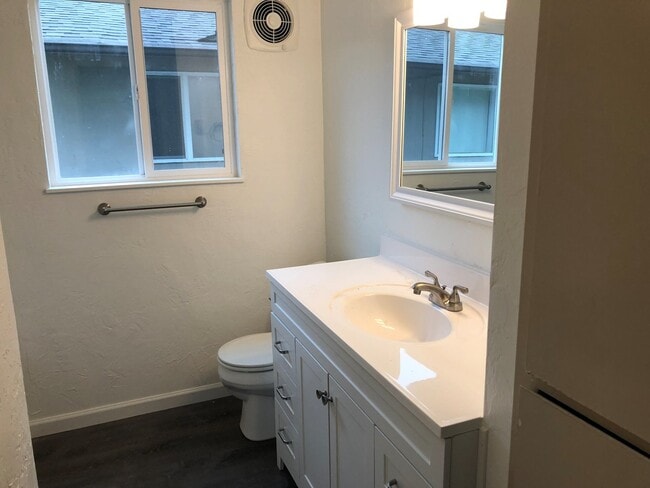 Building Photo - Updated 3 bedroom 1.5 bath duplex!