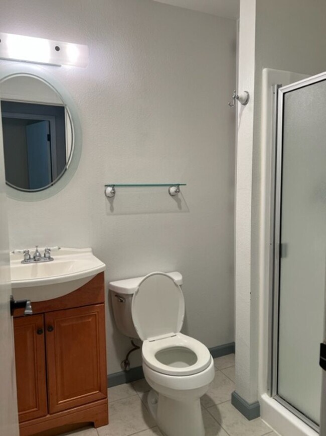 Building Photo - 3BD 2BA 2CAR Garage Townhouse located in L...