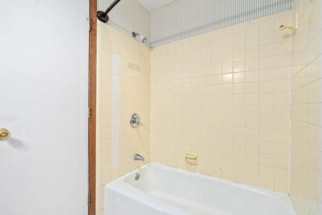 Building Photo - 4Bed/2Bath Available!