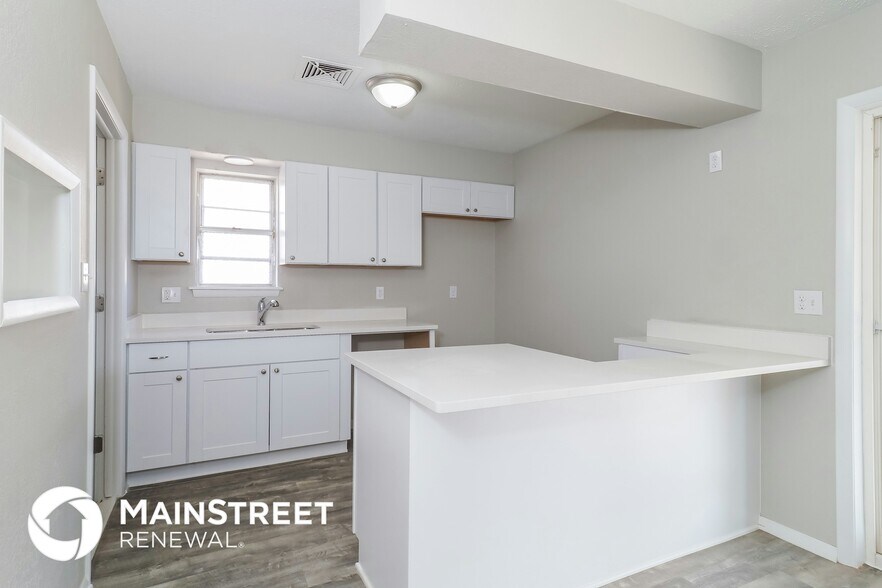 Building Photo - 2600 N Peniel Ave