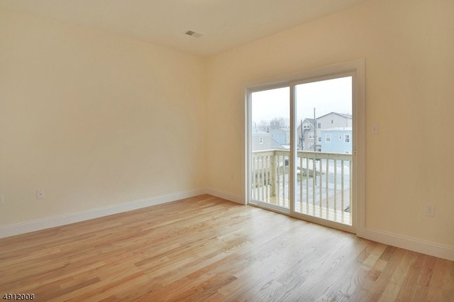 Building Photo - 410 Davis Ave