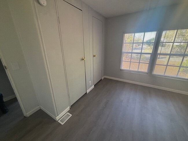 Building Photo - FOR RENT