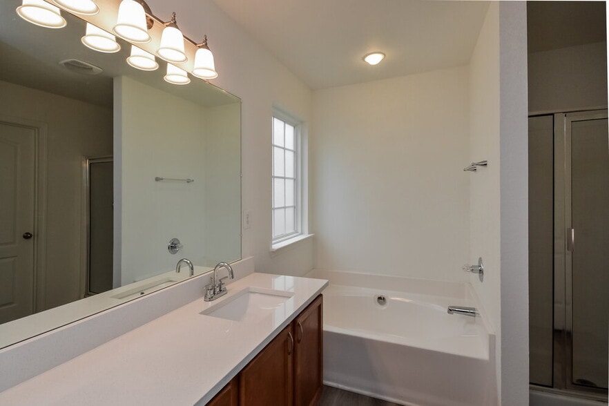 Building Photo - 245 Lakeside Point