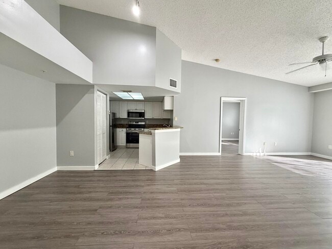 Building Photo - 1100 Crestwood Ct S