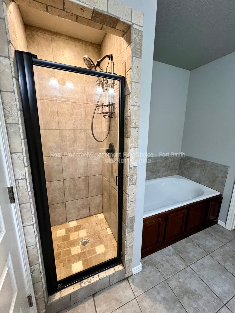 Building Photo - 423 Ridge Point Dr