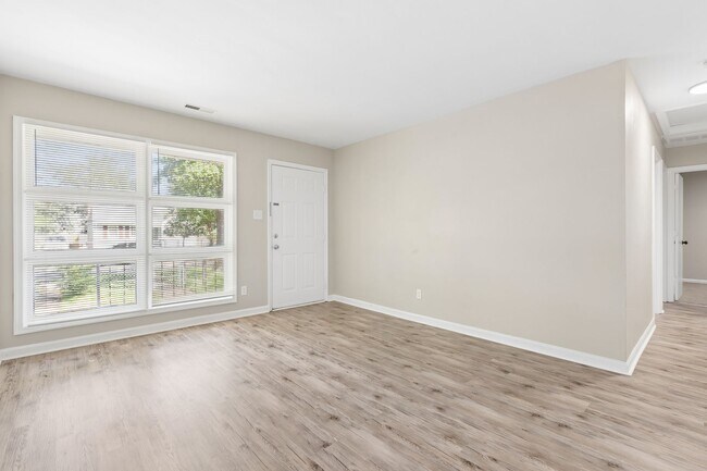Building Photo - 211 Woodview Ave