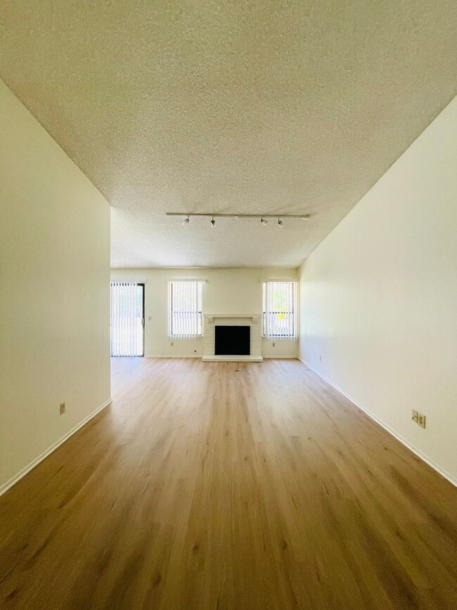 Building Photo - charming 3-bedroom, 2-bathroom home nestle...